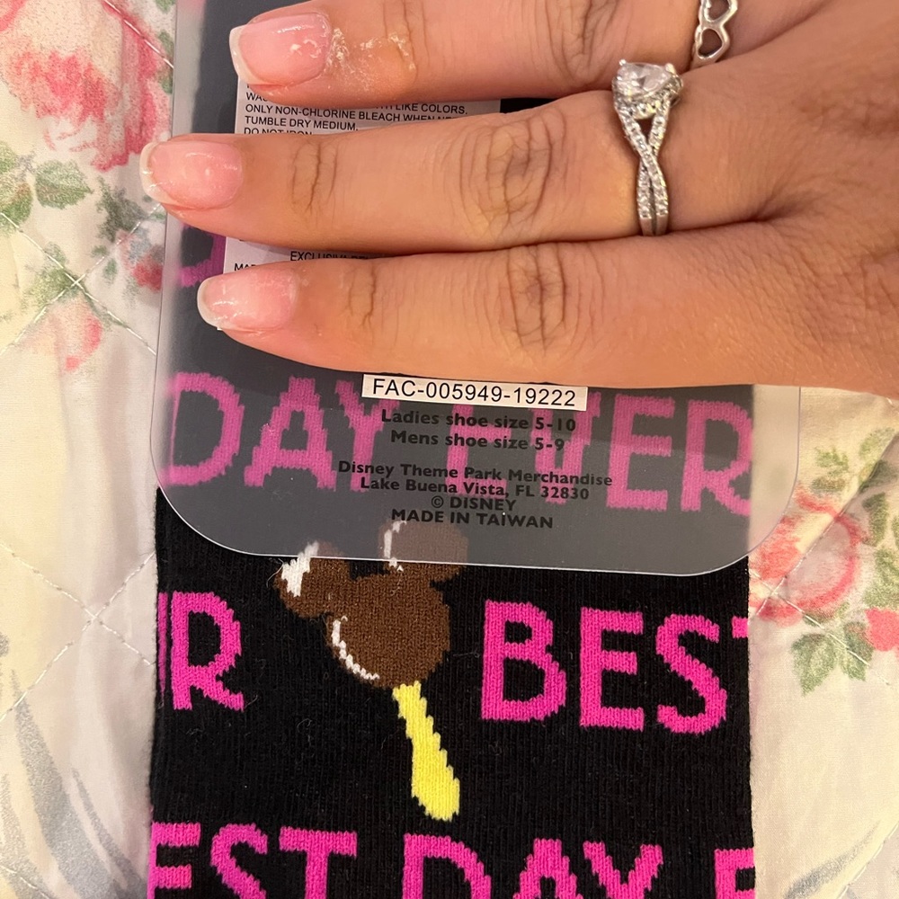 SOLD BNWT Disney World Unisex Best Day Ever Socks - Picture 2 of 4